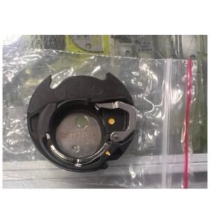 La imagen muestra la caja de bobina bordada CKPSMS #846652607, diseñada con alta precisión para ofrecer tensión estable durante trabajos de bordado. Es compatible con máquinas Janome MC400E, MC500E, MC550E, MC9850, MC9900, Skyline S9 y Elna Expressive 820, 830, 920. Fabricada con materiales duraderos, es ideal para bordado computarizado de alta calidad.