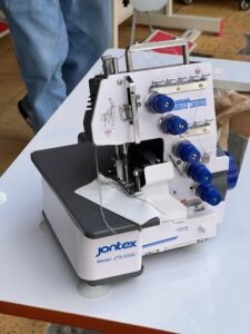 La cuchilla inferior BL4-5786744 es un repuesto de alta precisión para fileteadoras overlock. Diseñada para ofrecer cortes limpios y duraderos, es ideal para mantener el rendimiento óptimo en confección industrial. Compatible con máquinas que requieren recambios exactos y confiables.