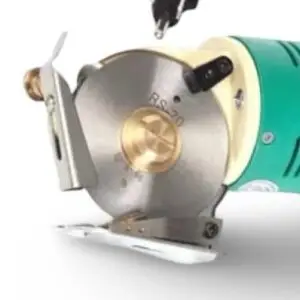 Cortadora de tela circular SK-70 de 2.5 pulgadas con cuchilla octagonal, ideal para cortes precisos en talleres de confección y sastrerías.