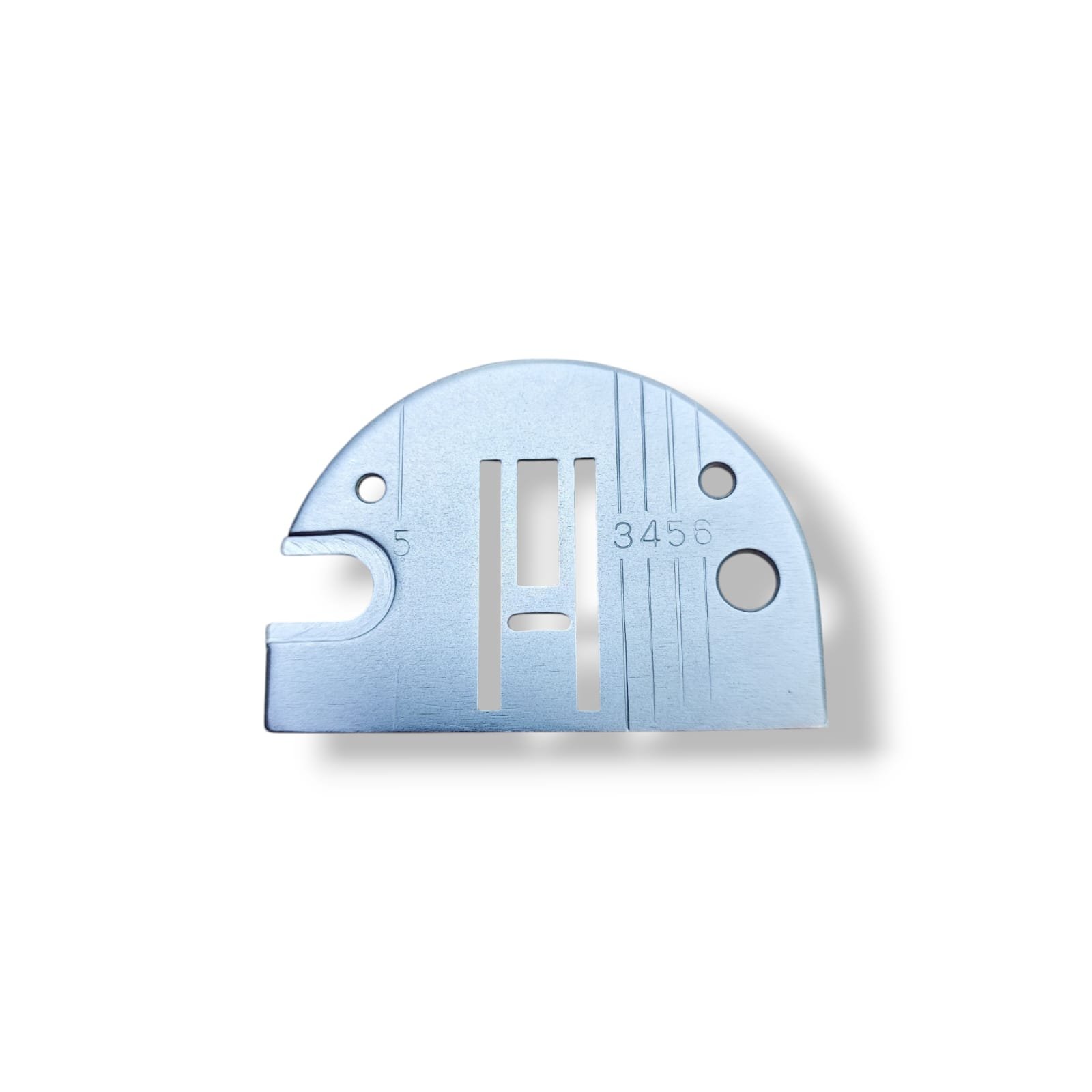 "Planchuela Singer ZZ 5mm, accesorio esencial para máquinas de coser Singer, ideal para asegurar la durabilidad y rendimiento de tus herramientas de costura."