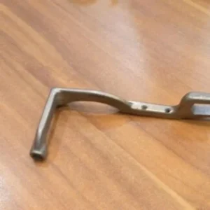 Biela Diente Familiar 143030, repuesto de alta calidad diseñado para garantizar costuras duraderas y uniformes en máquinas de coser, con fácil instalación y resistencia al desgaste.