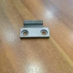 Diente Recto Plana 12436, repuesto de alta calidad diseñado para garantizar costuras uniformes y duraderas en máquinas industriales, con fácil instalación y resistencia al desgaste.