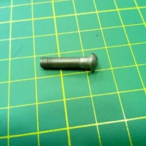 Imagen del Tornillo 140088 (895) – Repuestos, mostrando su acabado robusto y preciso, fabricado en acero de alta resistencia para garantizar estabilidad en sistemas mecánicos e industriales.