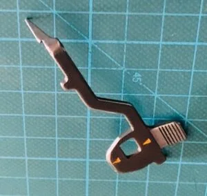 "Accesorio para fileteadora Brother, compatible y resistente. Mejora la precisión y el acabado en cada costura con fácil instalación y alta durabilidad