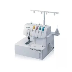 La Brother 2340CV es una recubridora de alta calidad diseñada para ofrecer acabados profesionales en confección y moda. Este modelo es ideal para costuras decorativas, dobladillos con acabado impecable y aplicaciones en tejidos elásticos. Su sistema de alimentación diferencial permite coser sin fruncidos ni estiramientos, lo que garantiza un resultado preciso y limpio en todo tipo de telas. Con velocidades de hasta 1,100 puntadas por minuto, la Brother 2340CV es una máquina versátil, fácil de usar y perfecta tanto para talleres profesionales como para aficionados avanzados. 