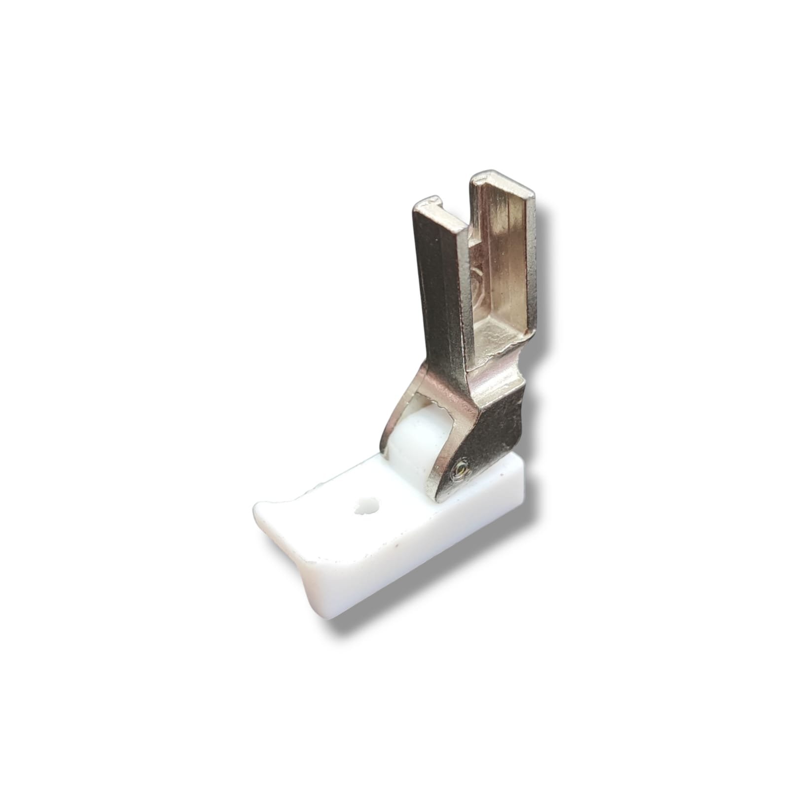 Prensatela Teflón THR 1/32: Solución para Coser Materiales Desafiantes El prensatela Teflón THR 1/32 es una herramienta ideal para quienes trabajan con materiales difíciles, como cuero, vinil, plástico y telas recubiertas que suelen pegarse a los prensatelas tradicionales. Gracias a su capa de Teflón, facilita la costura al reducir la fricción, permitiendo que las telas se deslicen suavemente sin atascos ni daños. Es especialmente útil cuando se requiere precisión en costuras finas o en materiales delicados, garantizando un acabado perfecto. Este prensatela es compatible con muchas máquinas de coser, tanto domésticas como comerciales, y es perfecto para quienes buscan mejorar la calidad y eficiencia de sus proyectos. Su diseño innovador asegura que puedas coser más rápido, con menos esfuerzo, y obtener resultados más profesionales en cada costura.