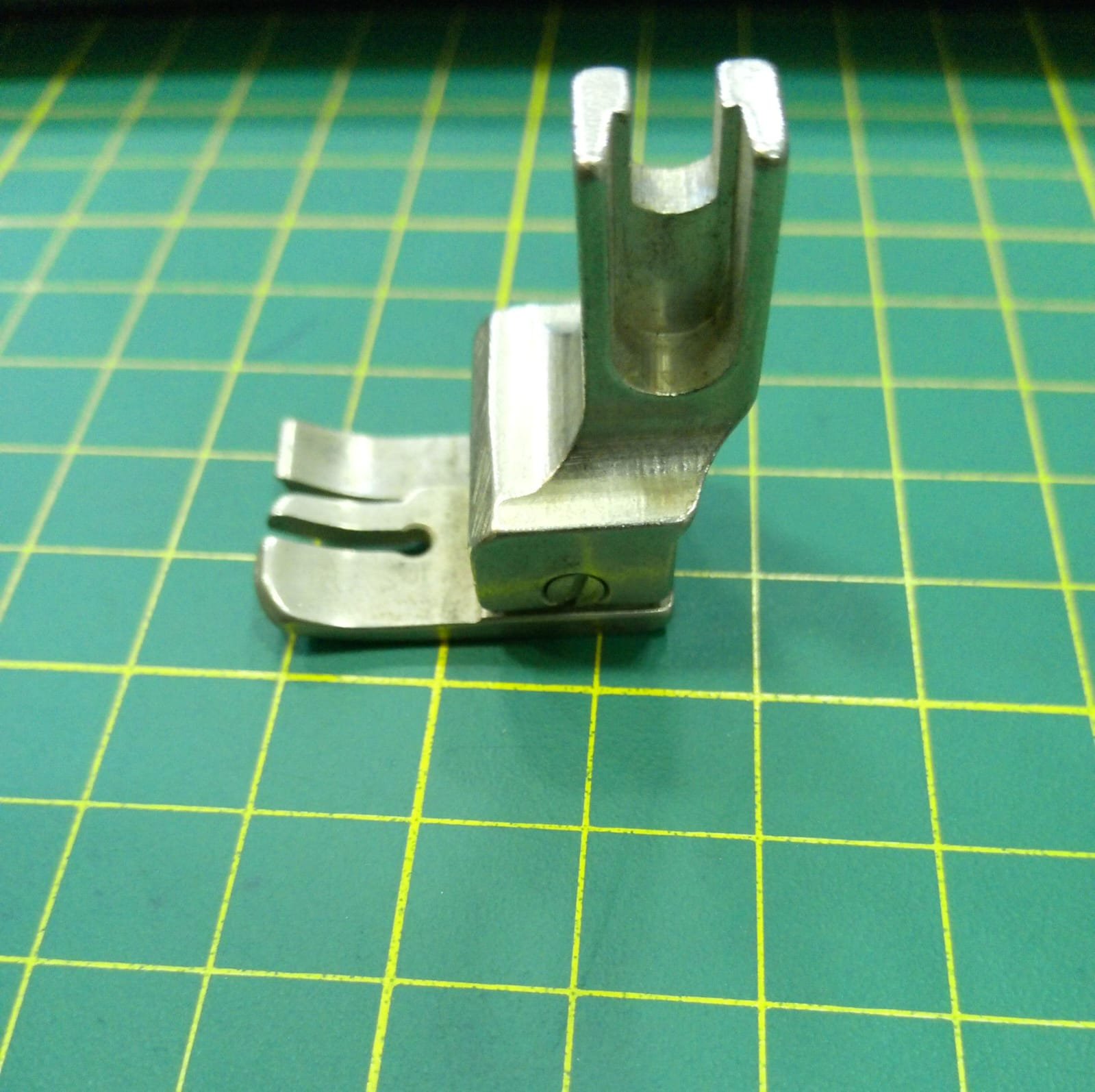 Prensatela Compensado Derecho para Máquina CL316E - Imagen 3