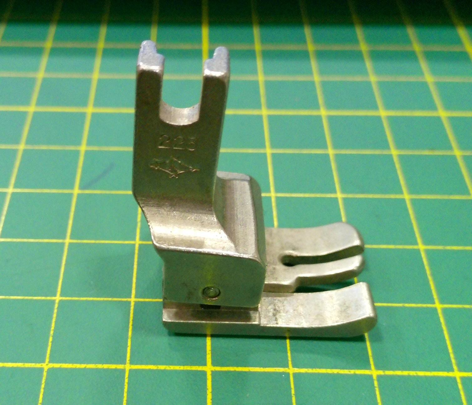 Prensatela Compensado Derecho para Máquina CL316E - Imagen 2