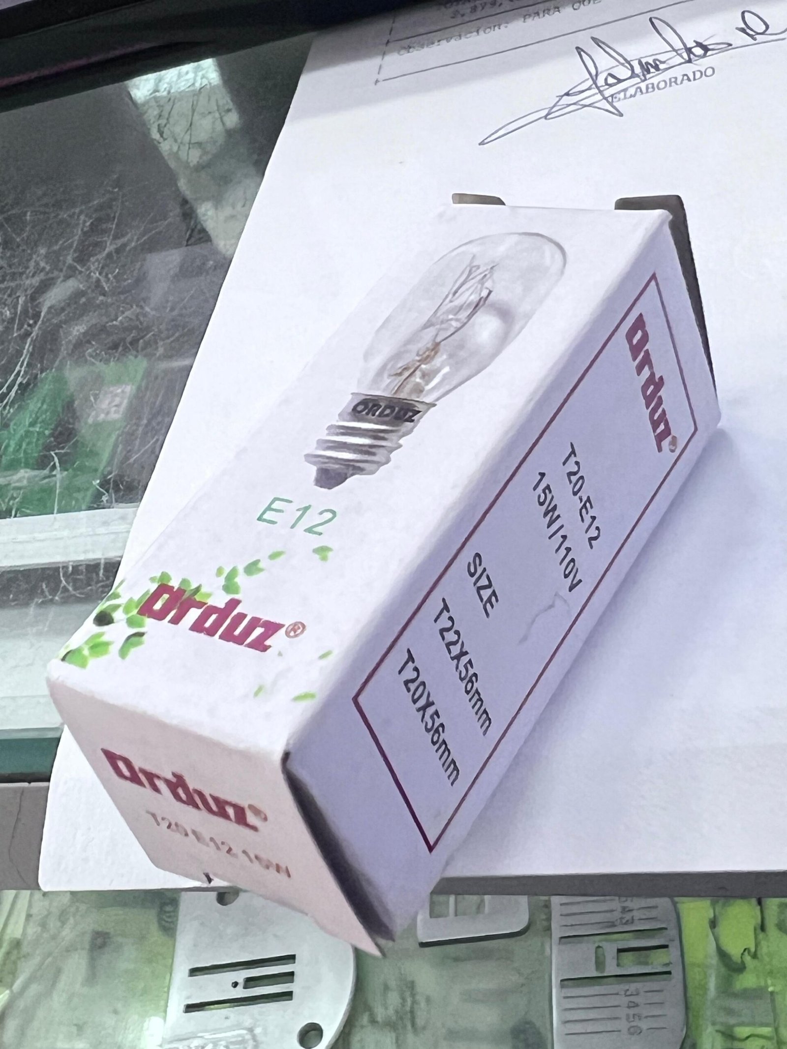 Bombillo E12 de Luz Amarilla con Rosca Pequeña - Imagen 4