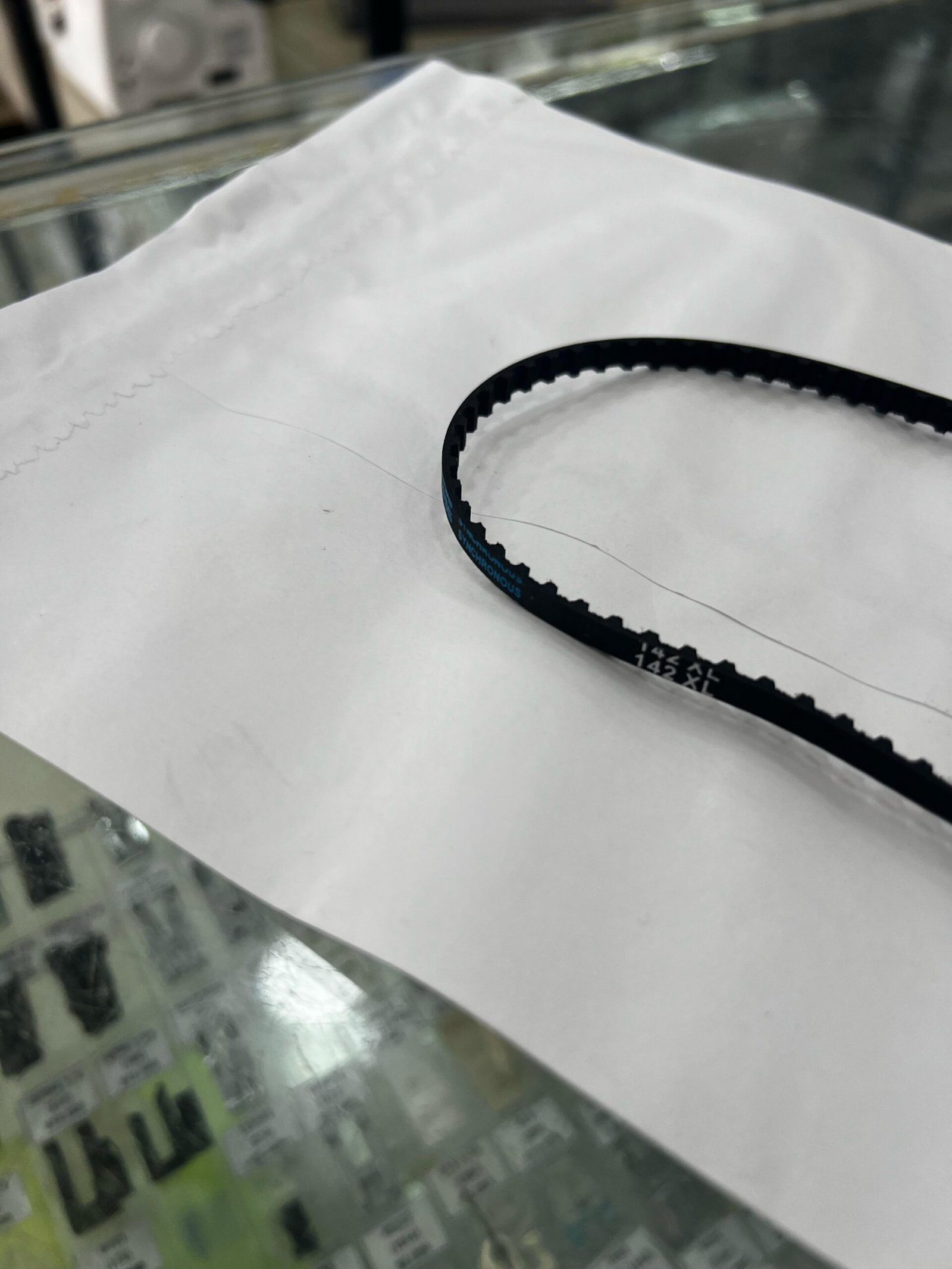 Correa 142XL para motor de fileteadora BL4-434D - Imagen 3