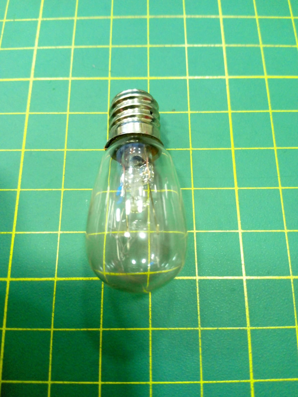 Bombillo E12 de Luz Amarilla con Rosca Pequeña - Imagen 3