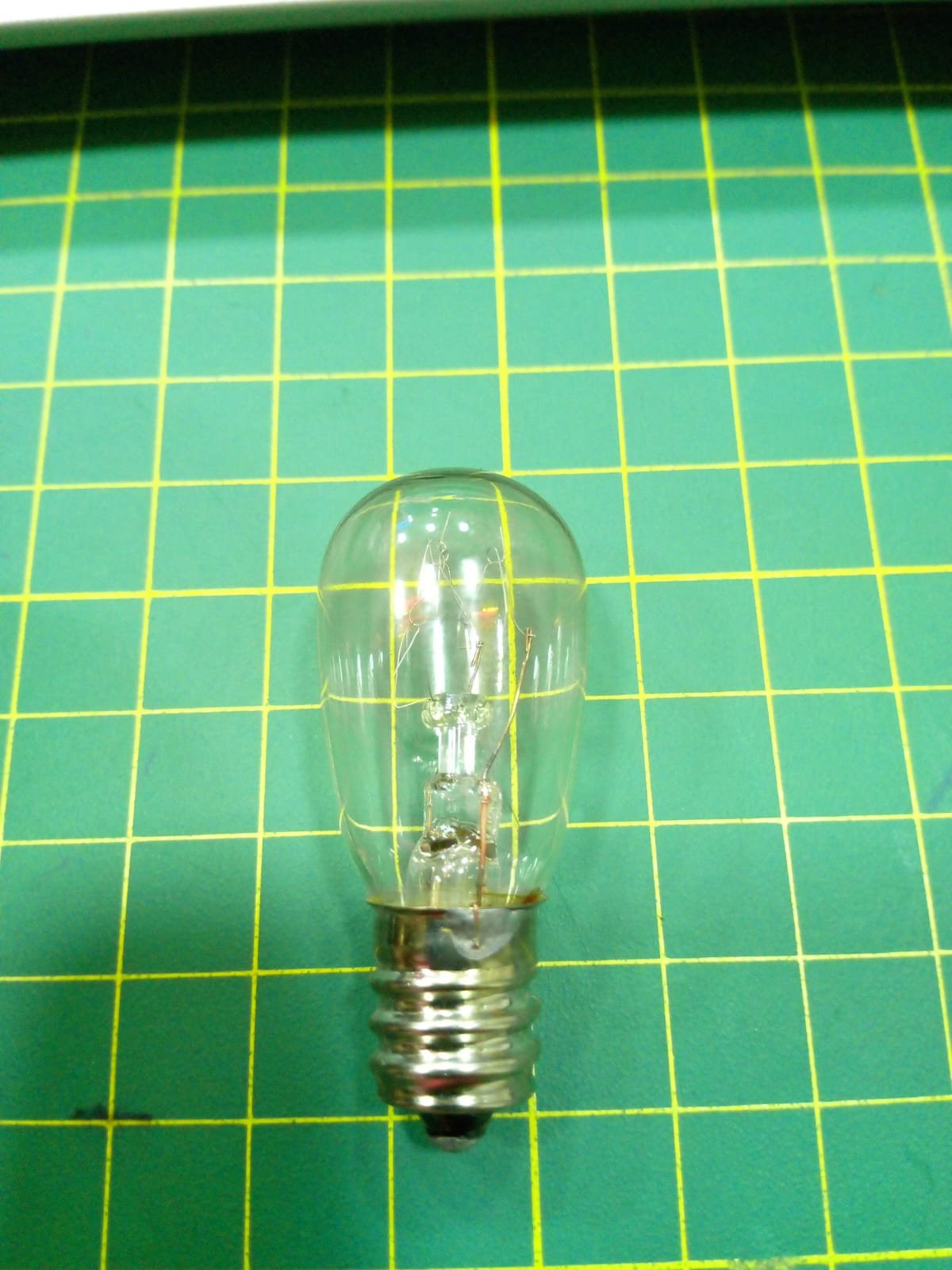 Bombillo E12 de Luz Amarilla con Rosca Pequeña - Imagen 2