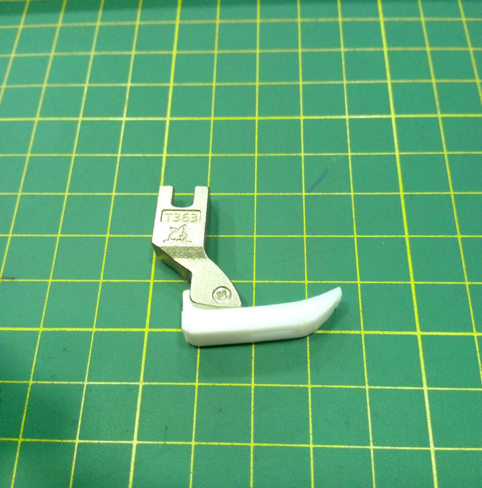 Prensatela T363 de Teflón para Cierre Doble - Imagen 3