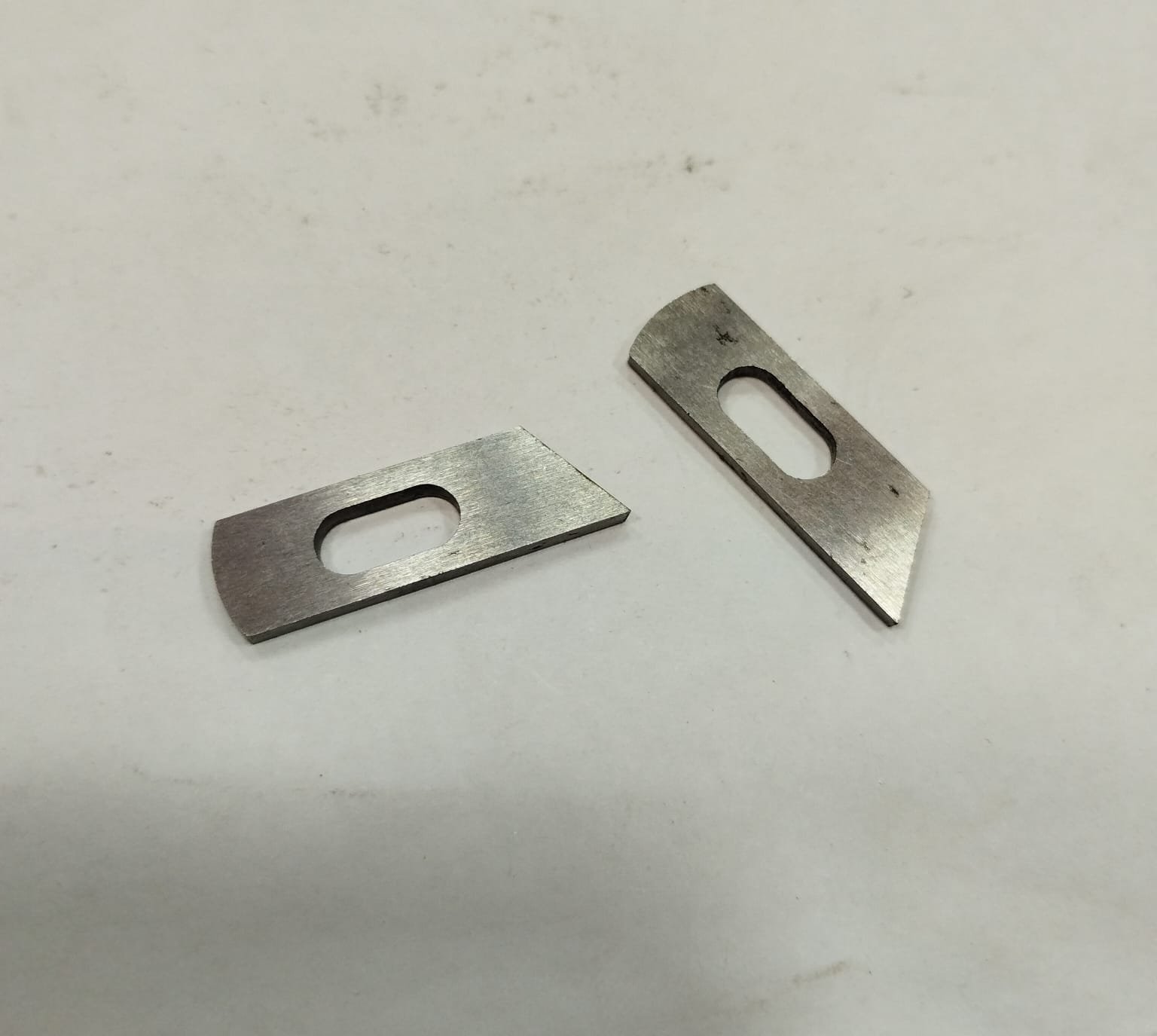 X05007001-CUCHILLAS INFERIOR 524, 526, 920, 640D BROTHER - Imagen 3